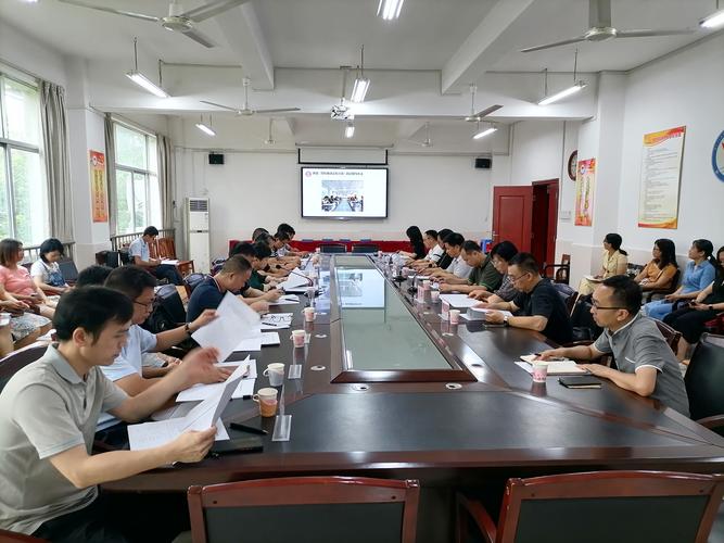 广西基础教育信息化融合创新实验校专家组莅临梧州高中开展调研指导