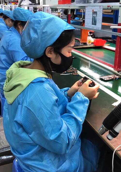 广西小妹来浙江打工,看看她工厂的流水线作业好玩的很,就是辛苦